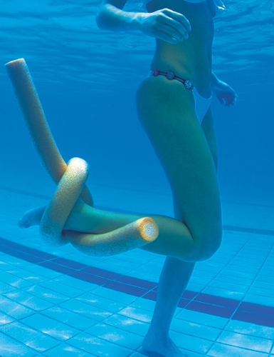 Exercícios na piscina com espaguete fortalecem a musculatura