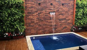 É possível construir uma piscina em ambientes pequenos? 5 Cascata para piscina