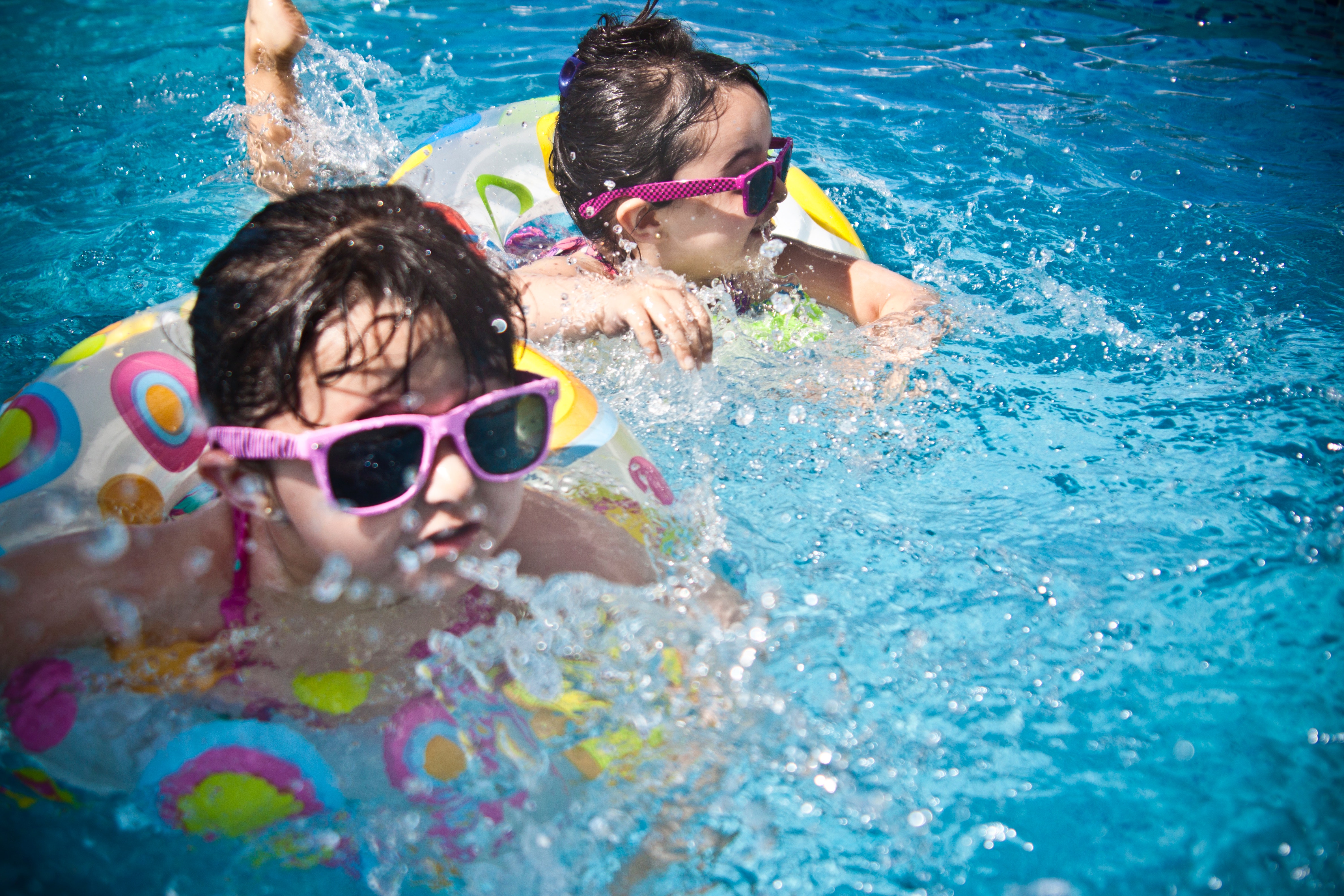 Crianças na piscina: diversão e segurança