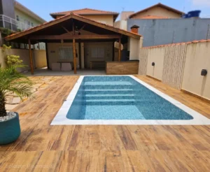 Piscina de azulejo revestida com manta armada