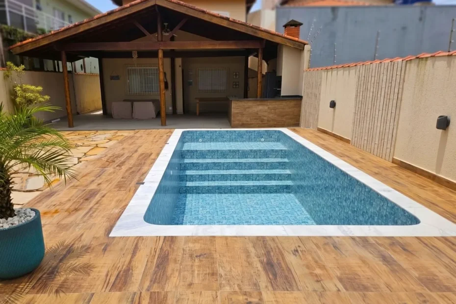 Piscina de azulejo revestida com manta armada