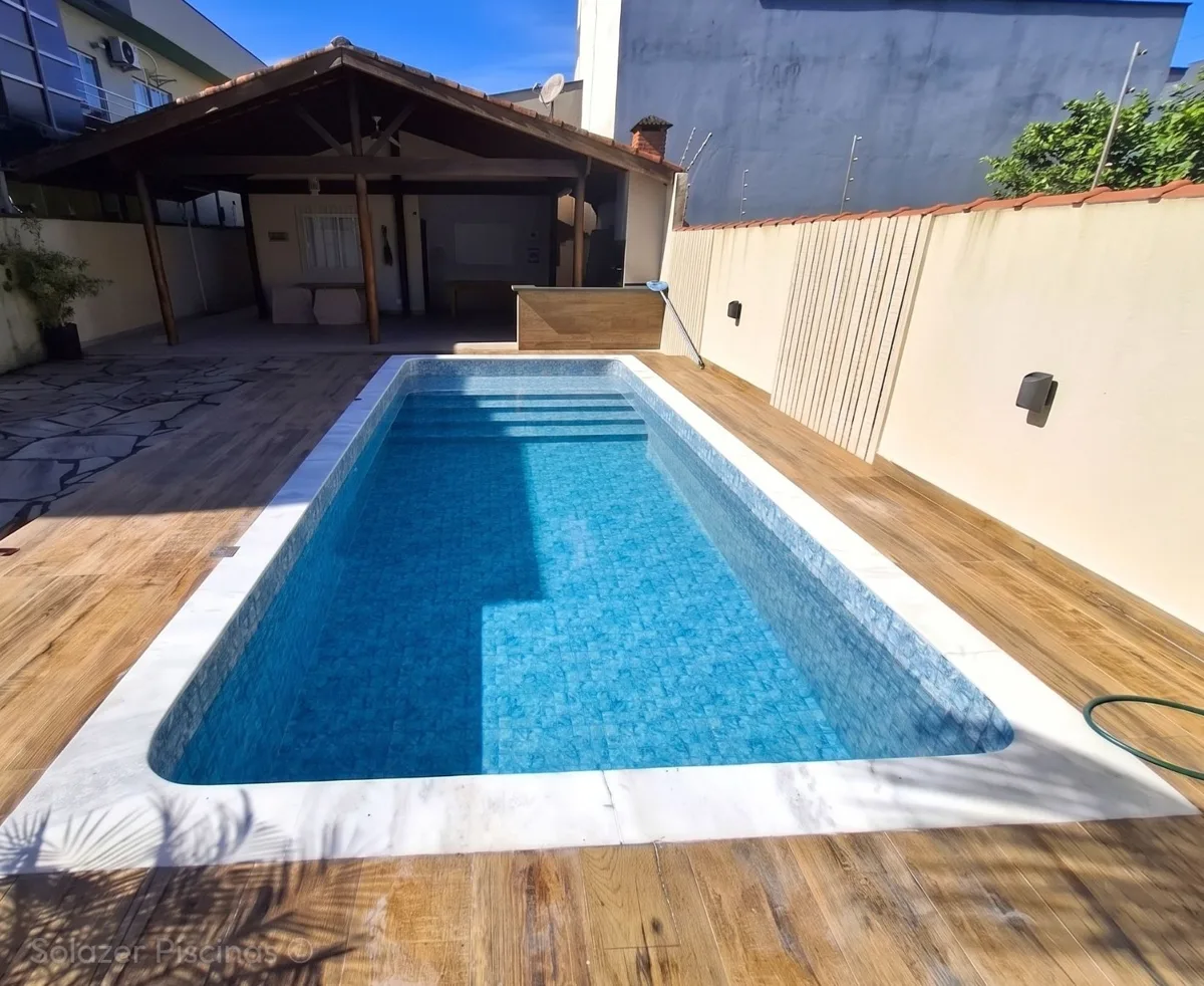 Piscina de azulejo renovada com manta armada
