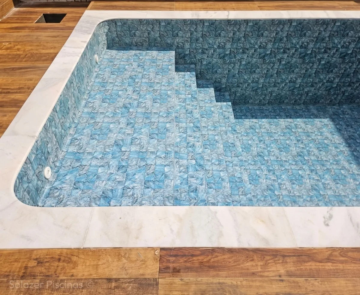 Instalação de manta armada sobre azulejo de piscina
