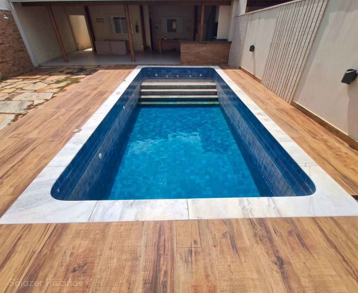 Piscina de azulejo azul com vazamento estrutural a ser corrigido