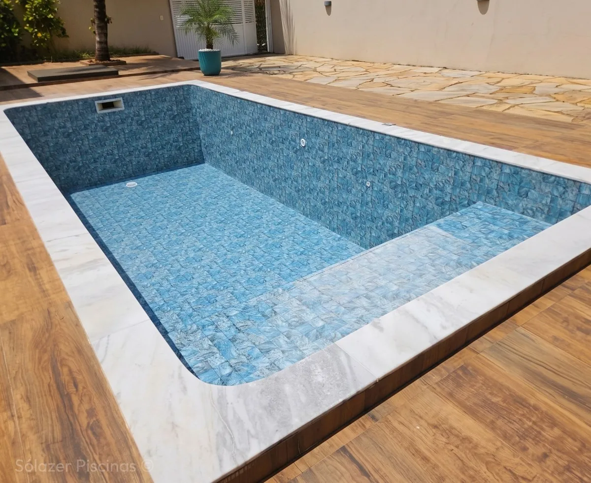 Piscina revestida com manta armada estampada sobre azulejo