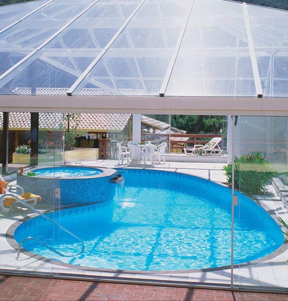 Descubra as várias formas de piscinas cobertas