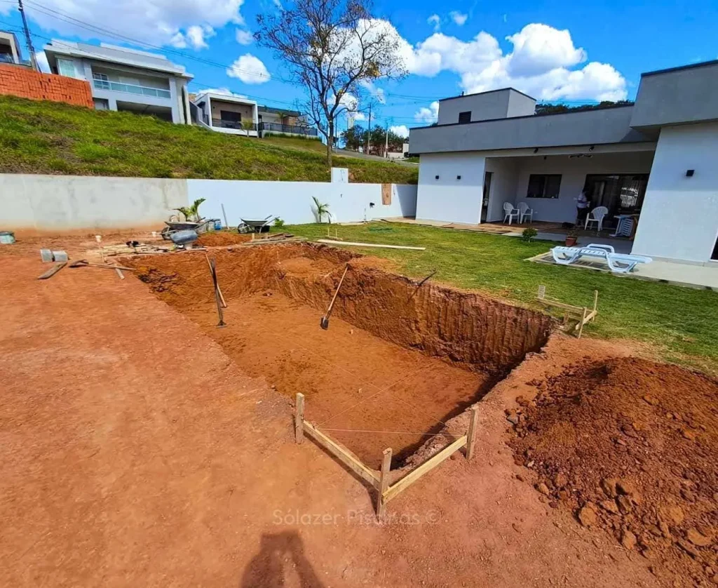 Escavação do terreno de piscina de vinil