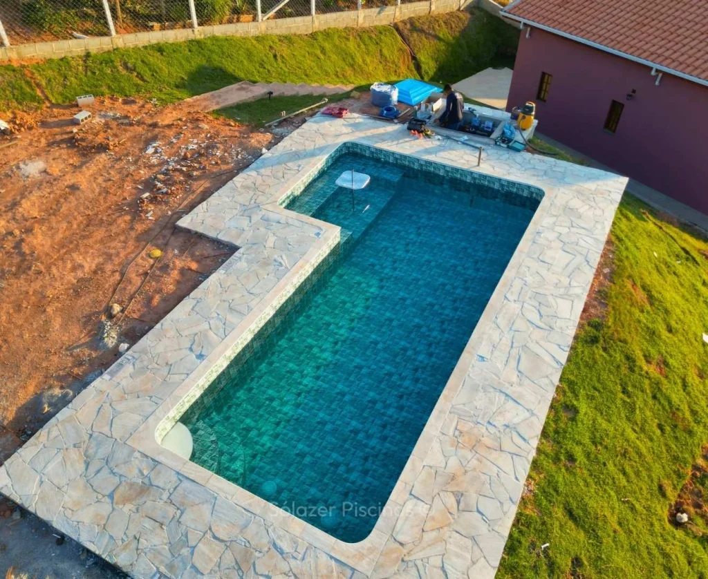 10 ideias de piscina de vinil em Atibaia - SP 4 Piscina em L compacta