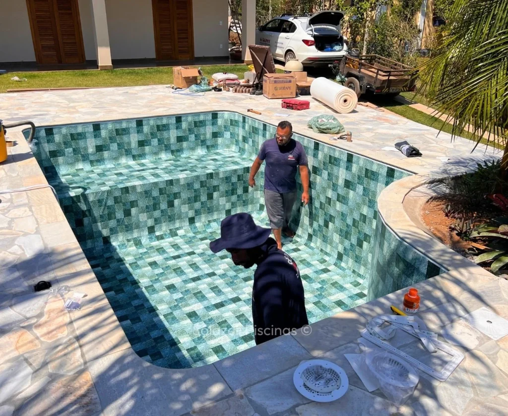 Vale a pena construir uma piscina de vinil em São Paulo - SP? 5 Aplicação do Revestimento Vinílico em Piscina
