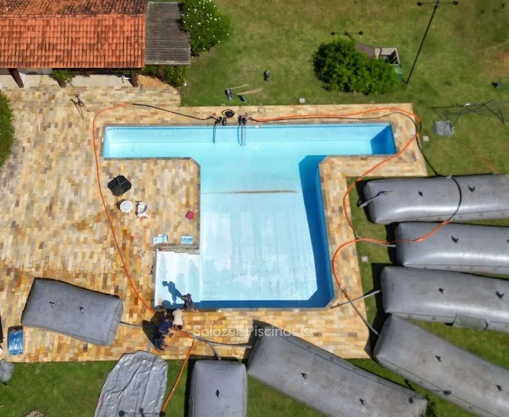 Onde trocar o revestimento da piscina em Atibaia - SP? 5 Remoção do vinil antigo
