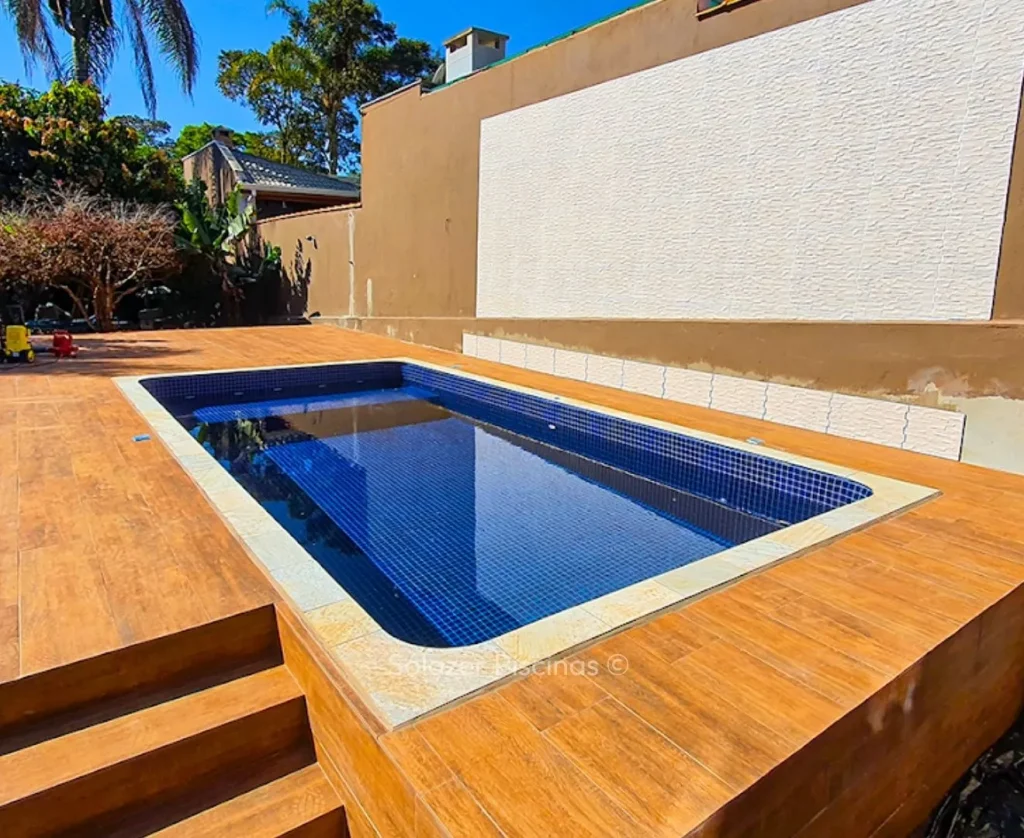  Piscina de vinil elevada com deck