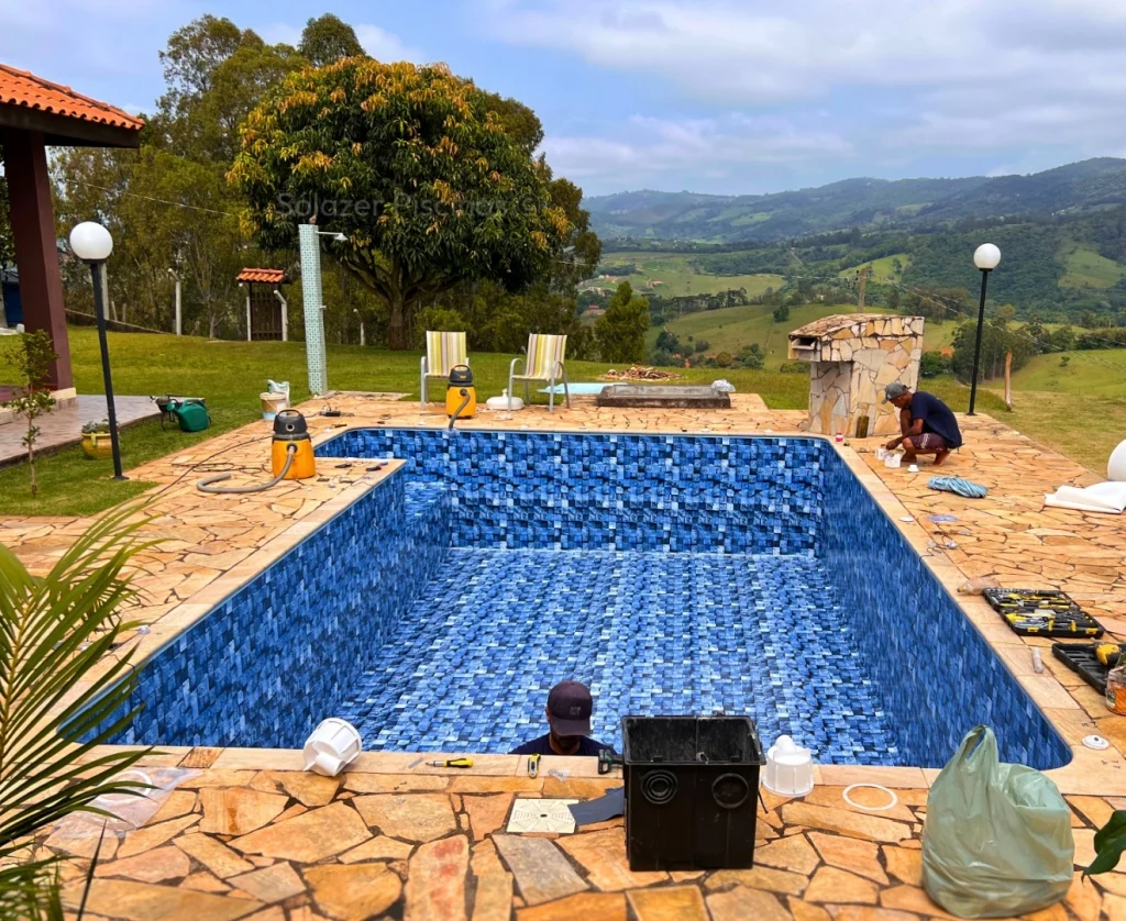 Etapas da troca de revestimento de vinil para piscina em Extrema – MG