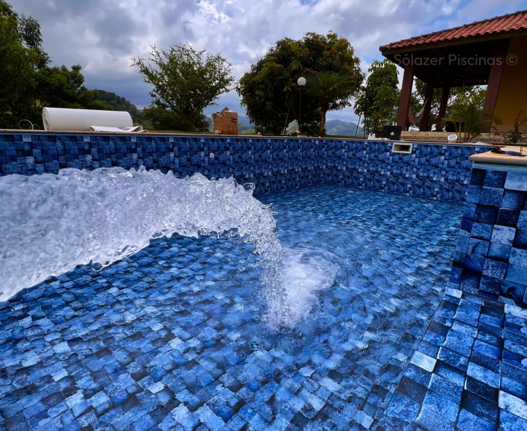 Qual é o momento certo para trocar o vinil da piscina?