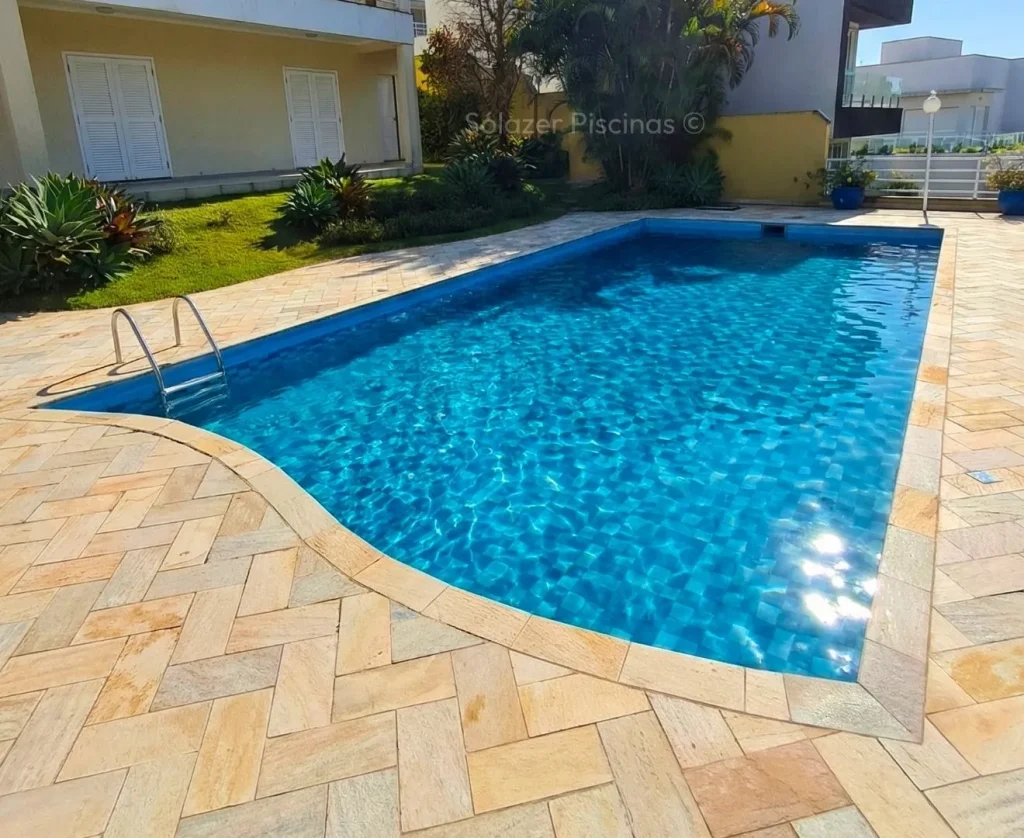 Instalação de manta armada em piscina de azulejo