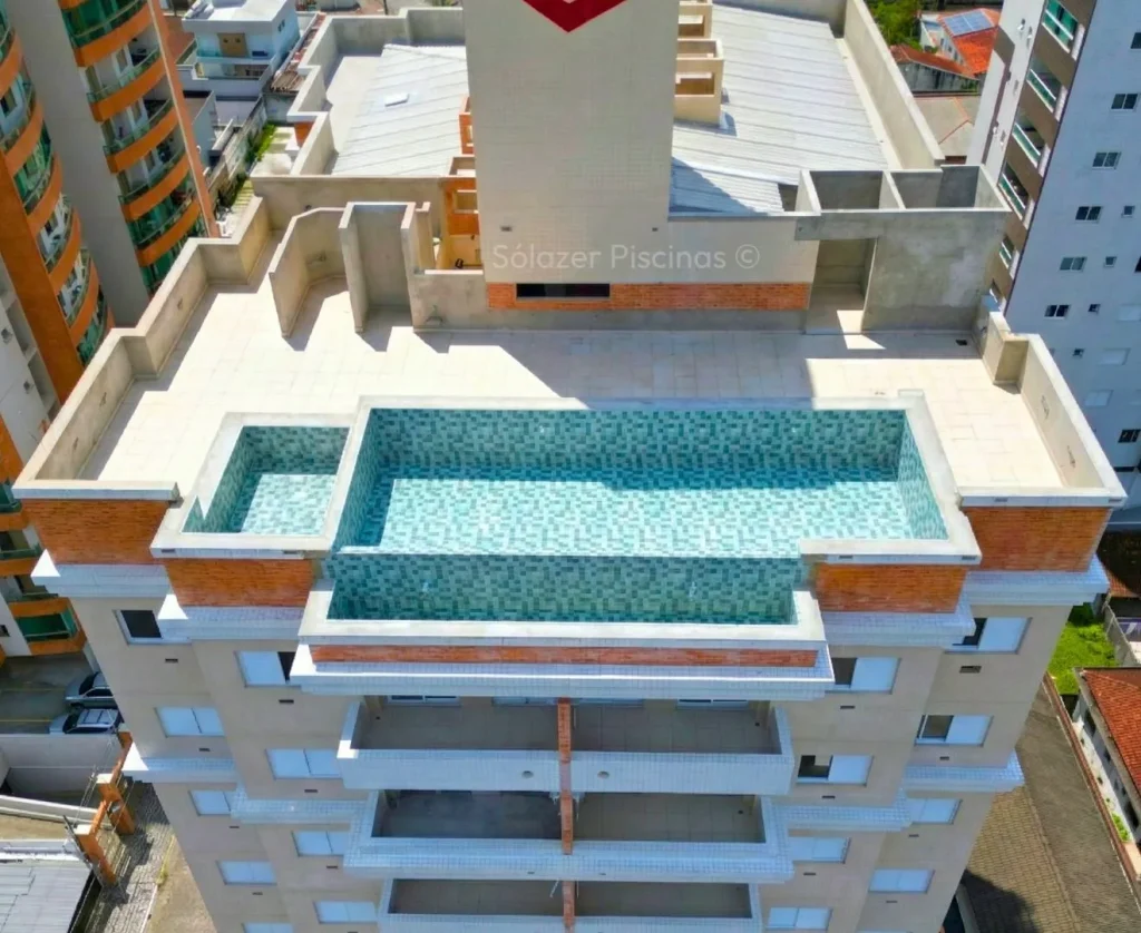 Vantagens reais da manta armada em piscinas coletivas