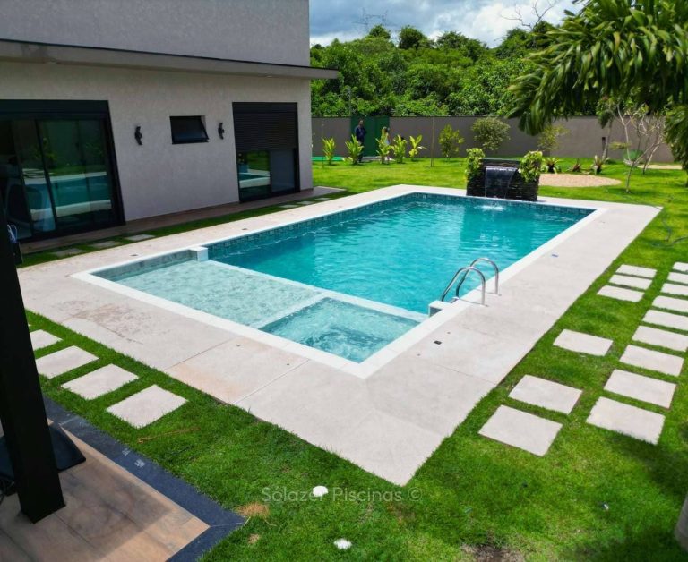 Piscina de vinil com prainha de azulejo