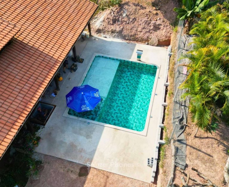 Piscina de vinil com espelho d'água