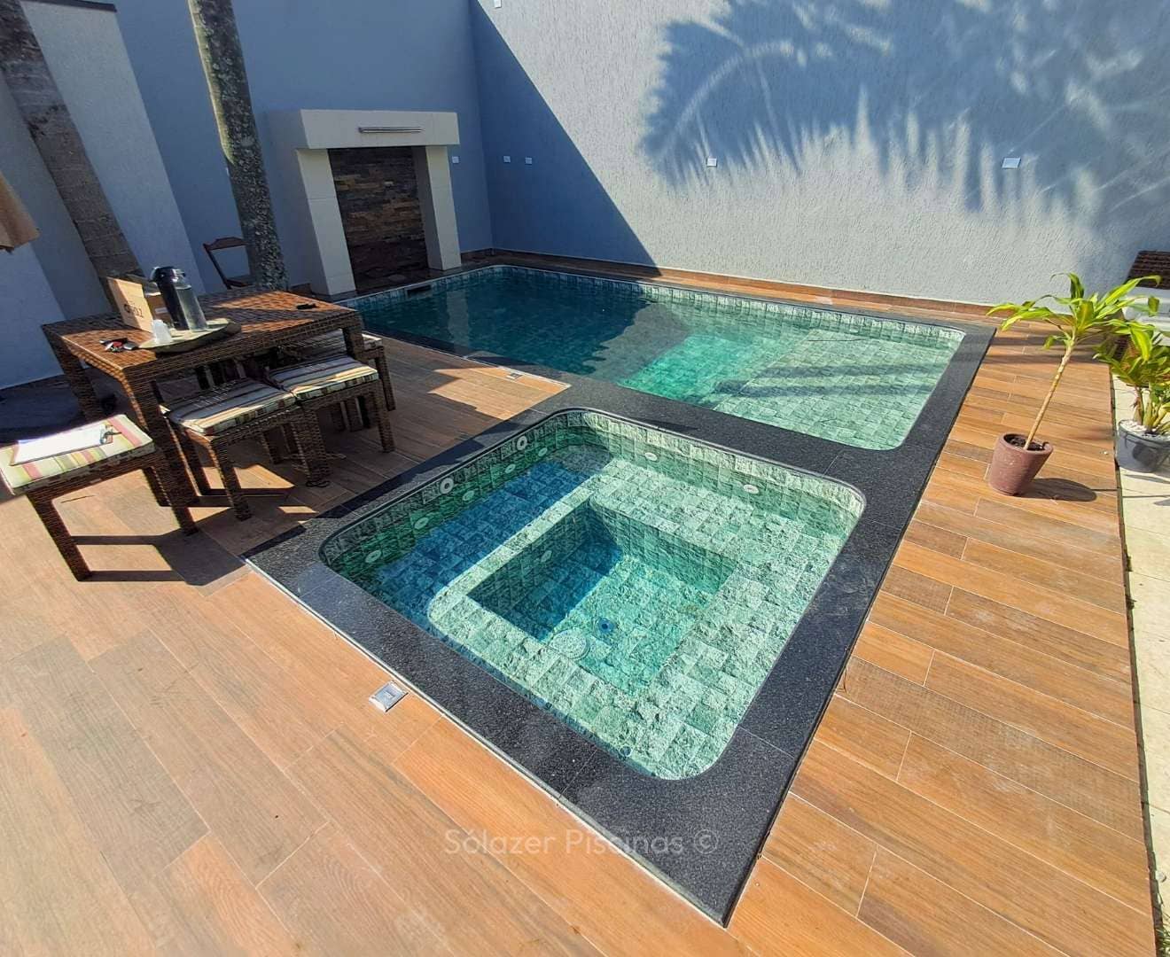 Piscina de vinil com spa quadrado
